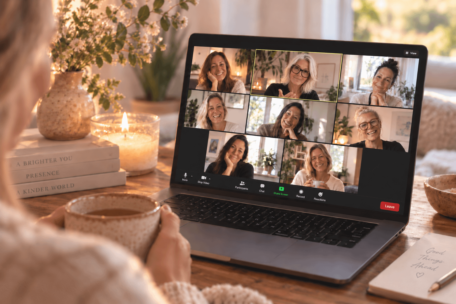 Människor möts online från sina hem i en varm och lugn atmosfär